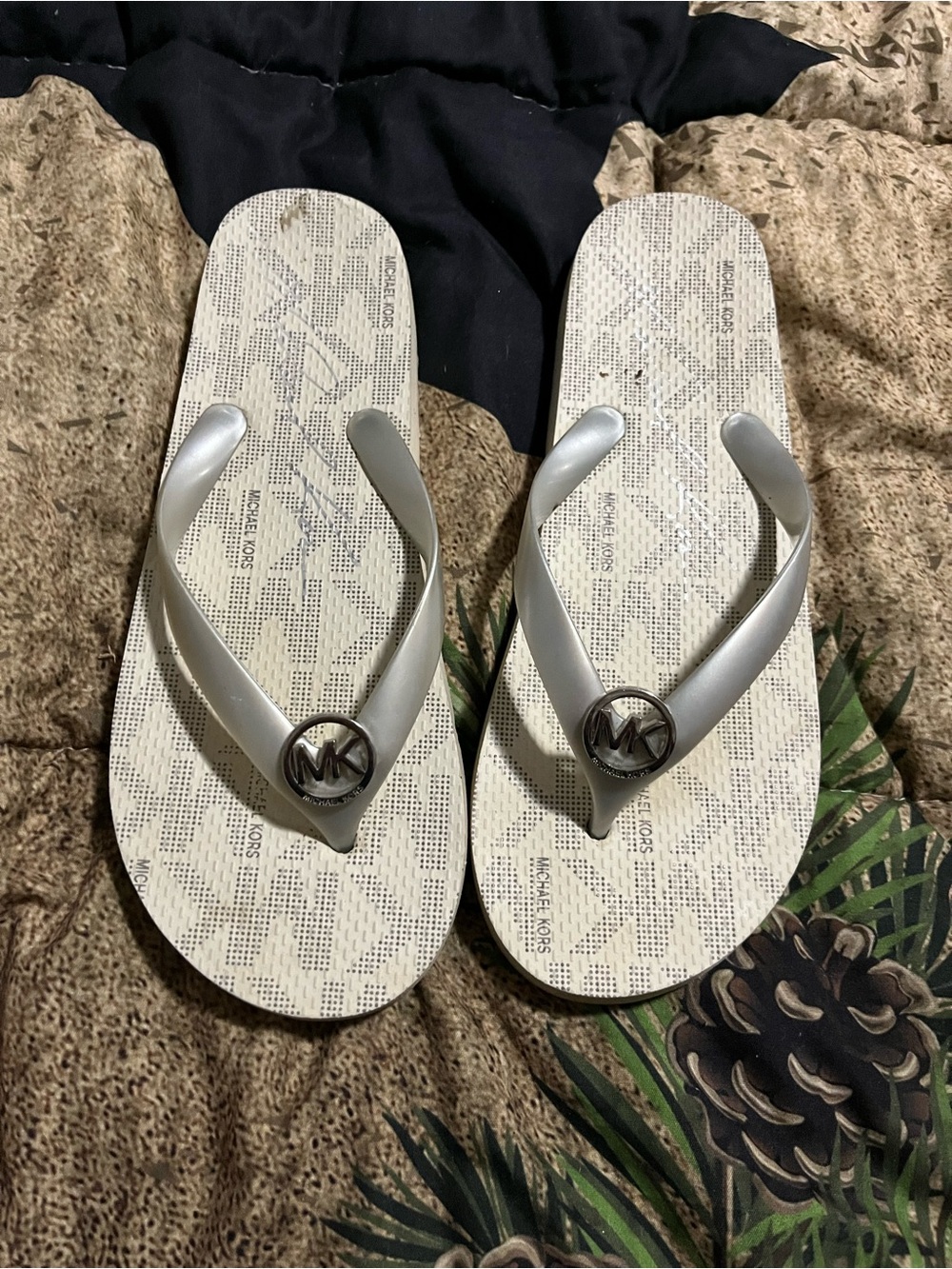 EUC MK FLIP FLOPS SIZE 8